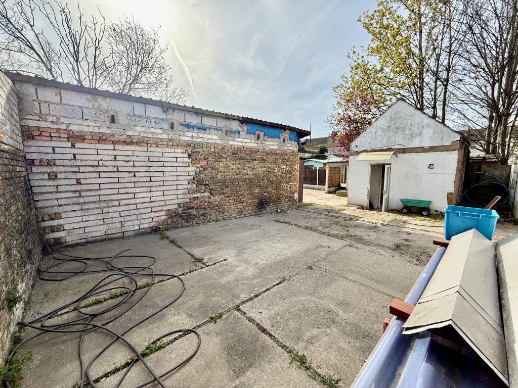 Lot: 75 - FREEHOLD SITE WITH WORKSHOP, OFFICE, HARDSTANDING AND PARKING - Hardstanding looking towards office